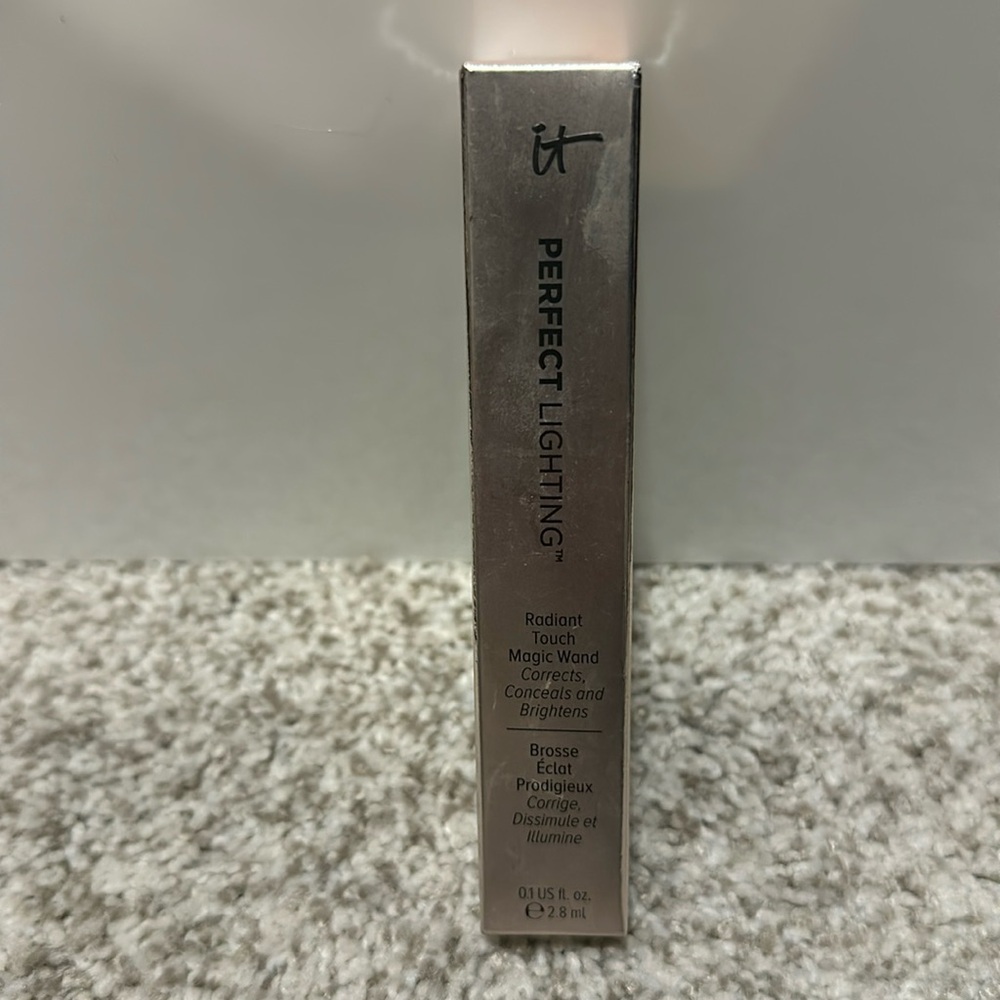 It cosmetics perfect lighting 0.1 fl oz dull size new in box Smoke free home